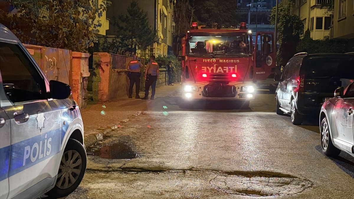 Kayseri'de ev yangını sonrası itfaiye ekiplerinin müdahalesi.