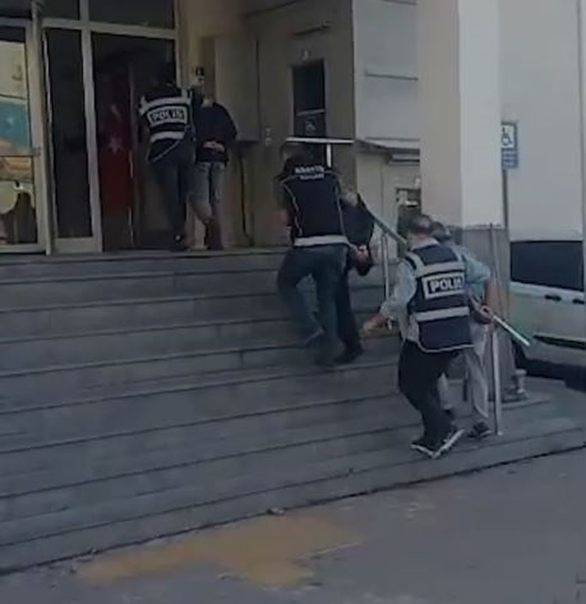 Kayseri'de kasten öldürme suçundan aranan 3 firari hükümlü polis operasyonuyla yakalandı.