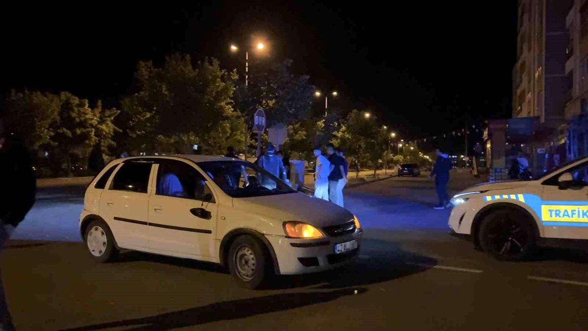 Kayseri'de otomobil ve motosikletin karıştığı trafik kazası sonrası olay yeri.