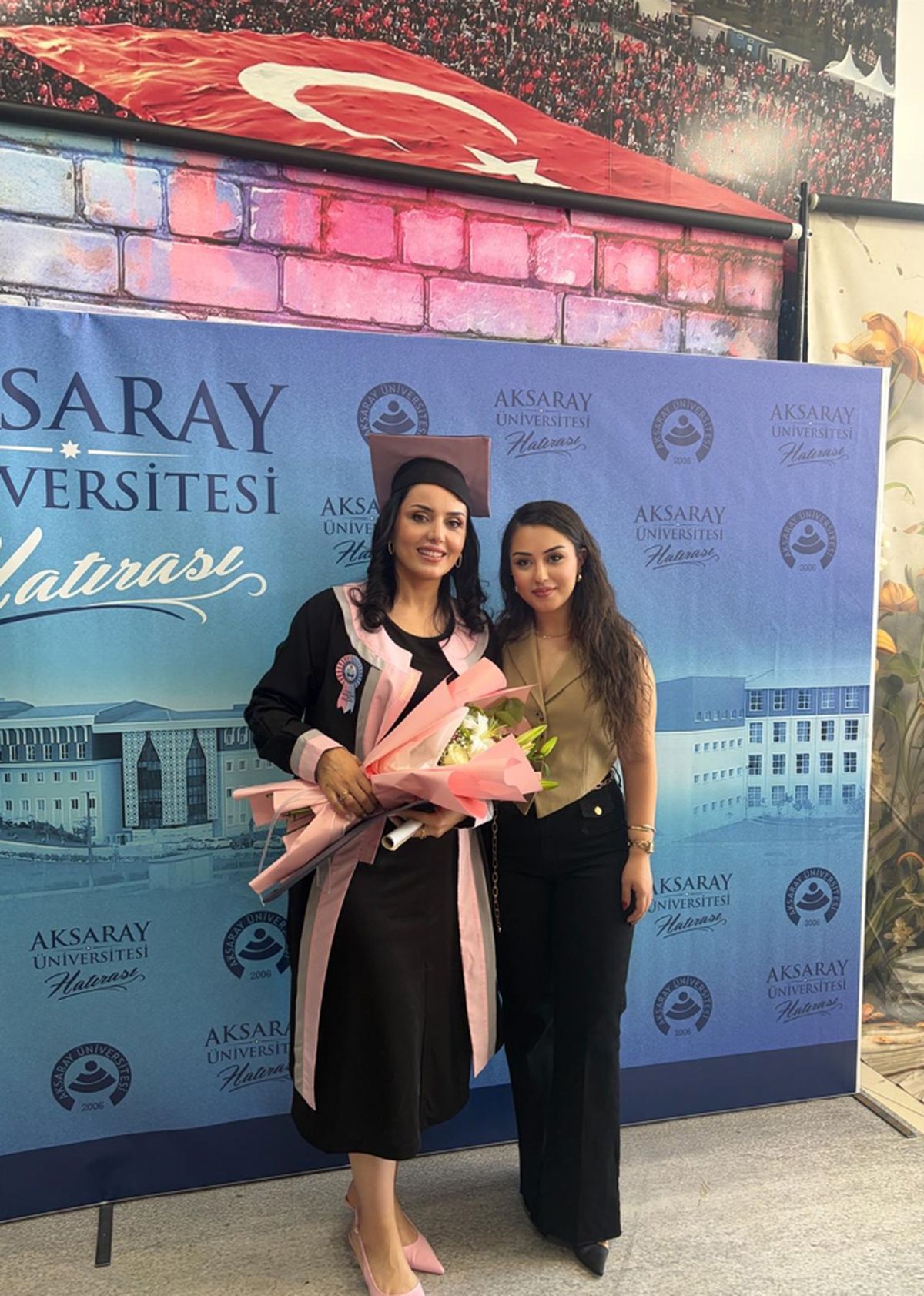2 çocuk annesi Ayşe Koçak, kızını örnek alıp üniversiteyi 2'ncilikle bitirdi