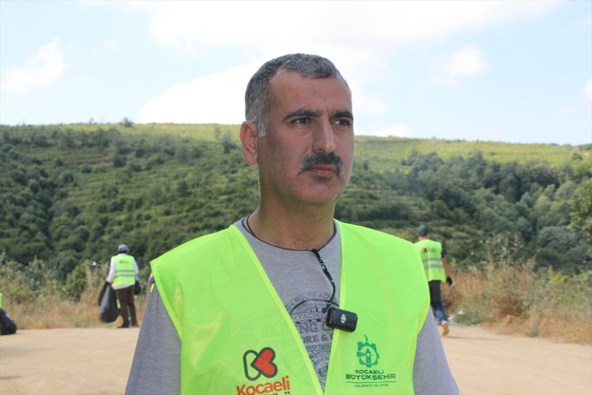 Kocaeli'de gönüllüler ormanda yangın riskine karşı temizlik yaptı