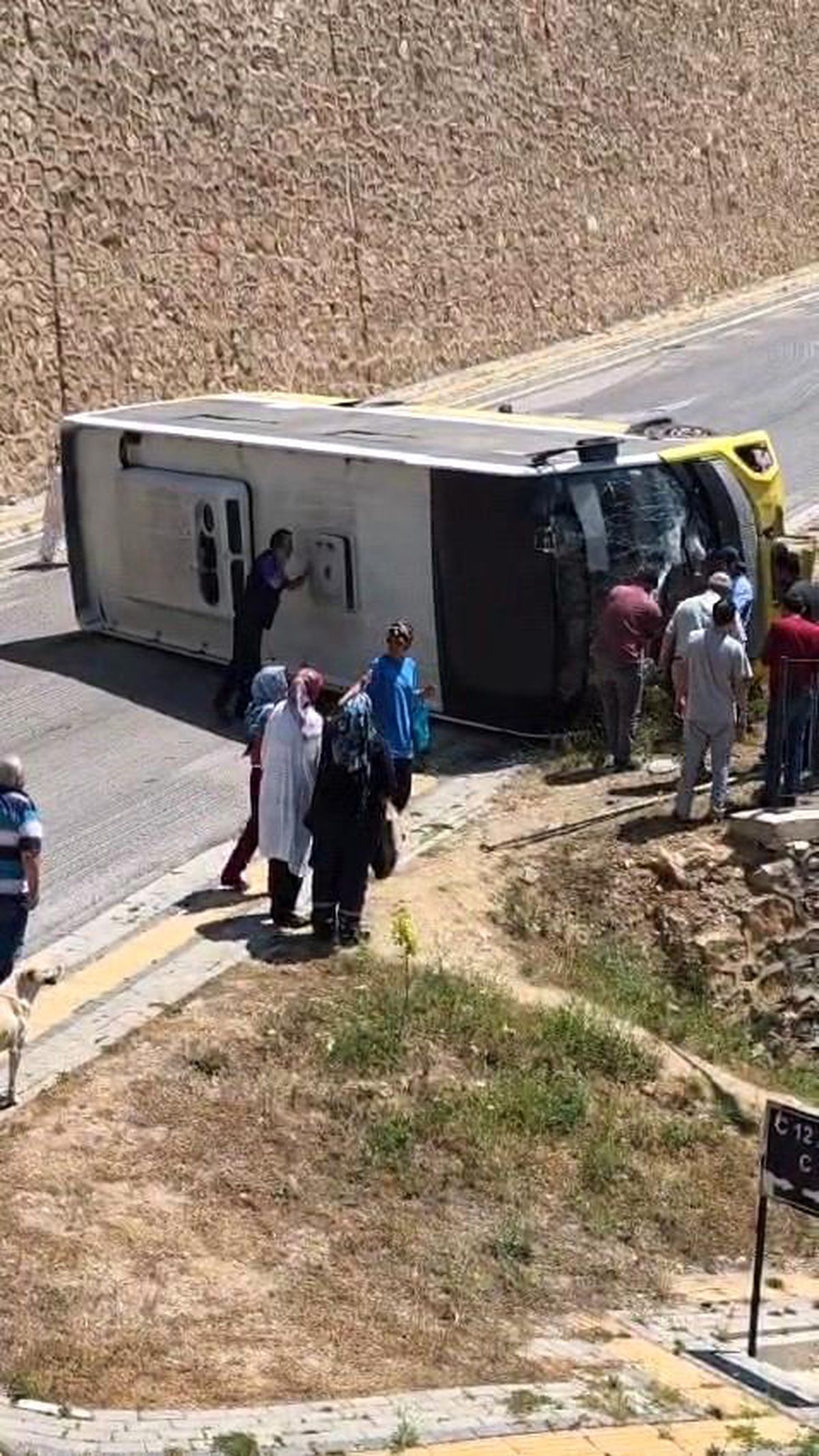 İnegöl'de devrilen halk otobüsü kaza yeri