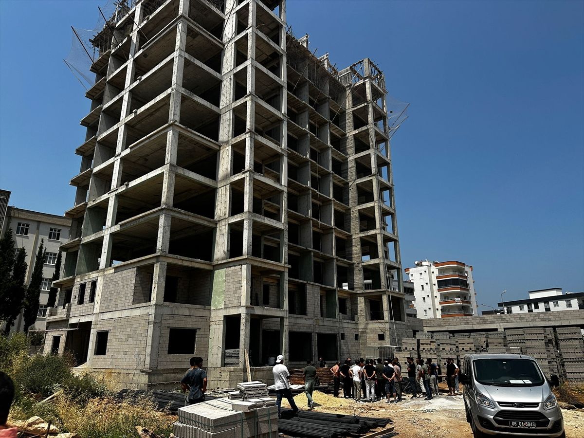 Mersin'de inşaattan düşen işçi hayatını kaybetti