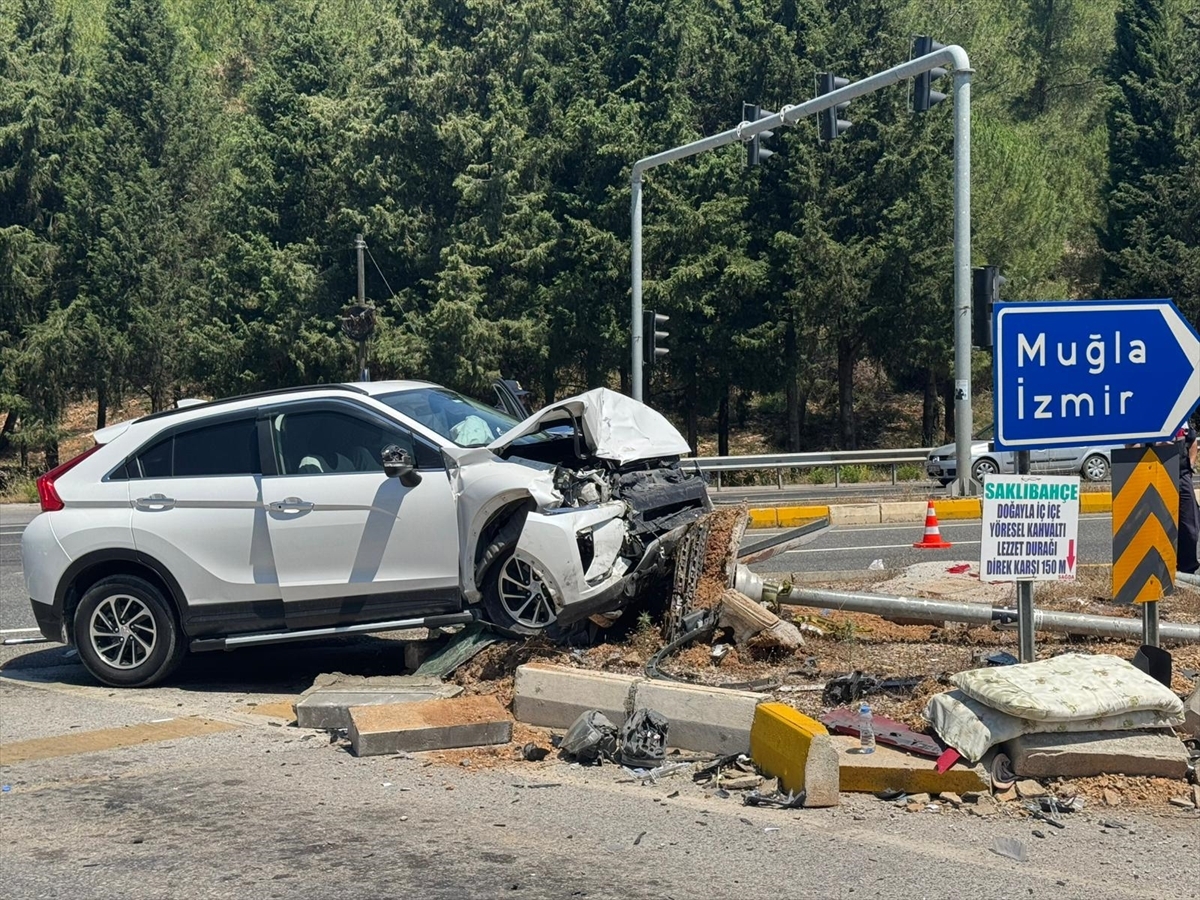 Muğla'da kavşakta çarpışma: 4 yaralı
