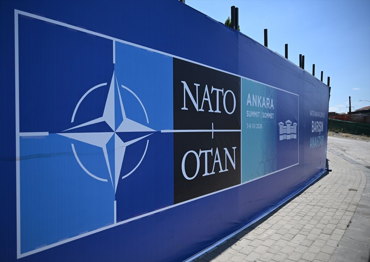 Ankara'da NATO Zirvesi hazırlıkları kapsamında Turgut Özal Bulvarı'nda yapılan görsel düzenlemeler.