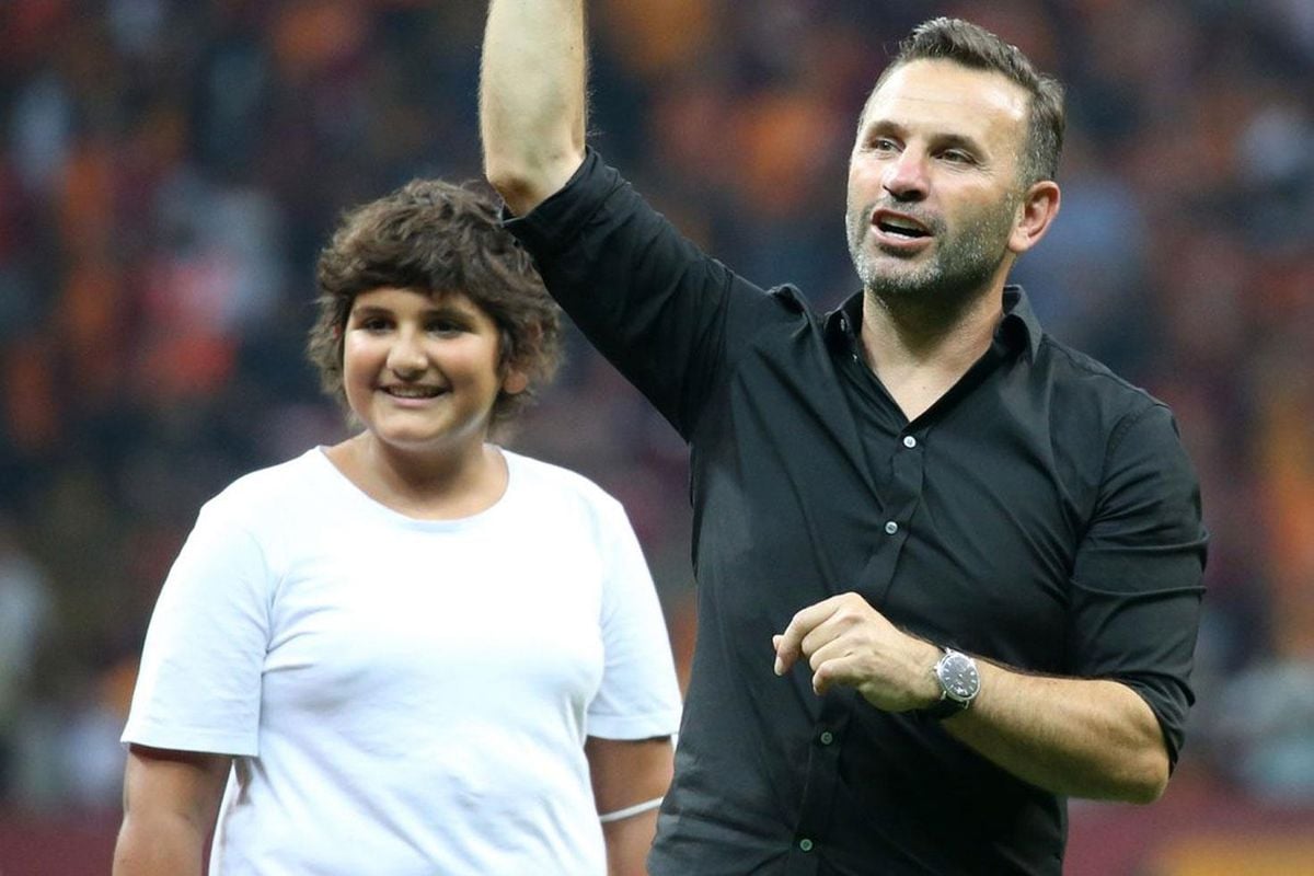 Okan Buruk'un oğlunu görenler tanıyamadı! Boyu babasını geçti