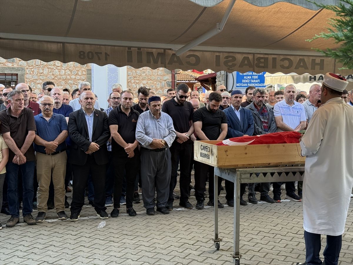 Rize'de trafik kazasında hayatını kaybeden iki gencin cenazeleri defnedildi