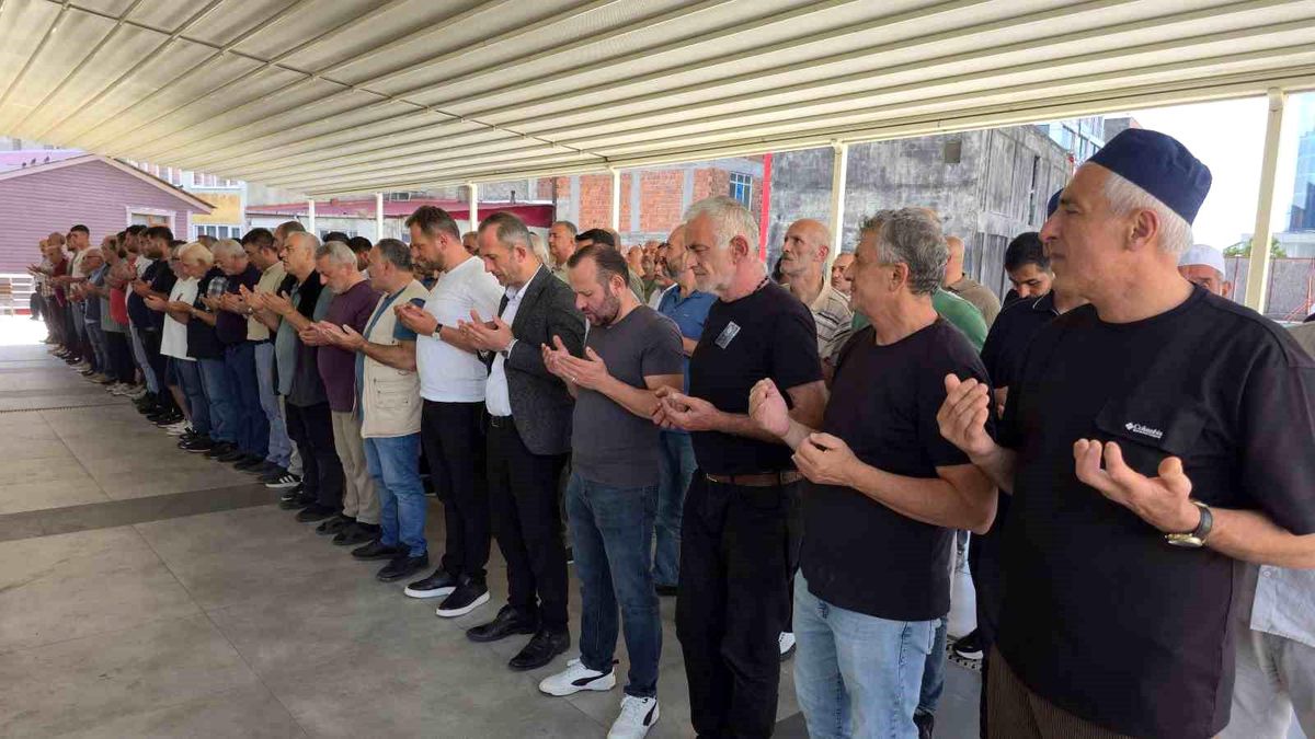 Rize'deki trafik kazasında hayatını kaybeden 3 arkadaş toprağa verildi