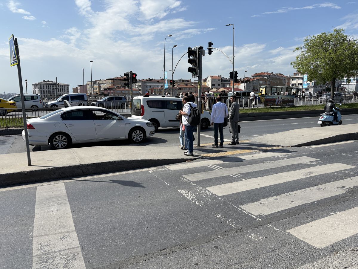 Şişli'de yaya geçidinde motosiklet çarpması: 1 ağır 3 yaralı