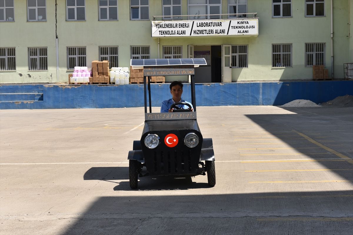 Siverek'te Meslek Lisesi Öğrencilerinden Güneş Enerjili Araç