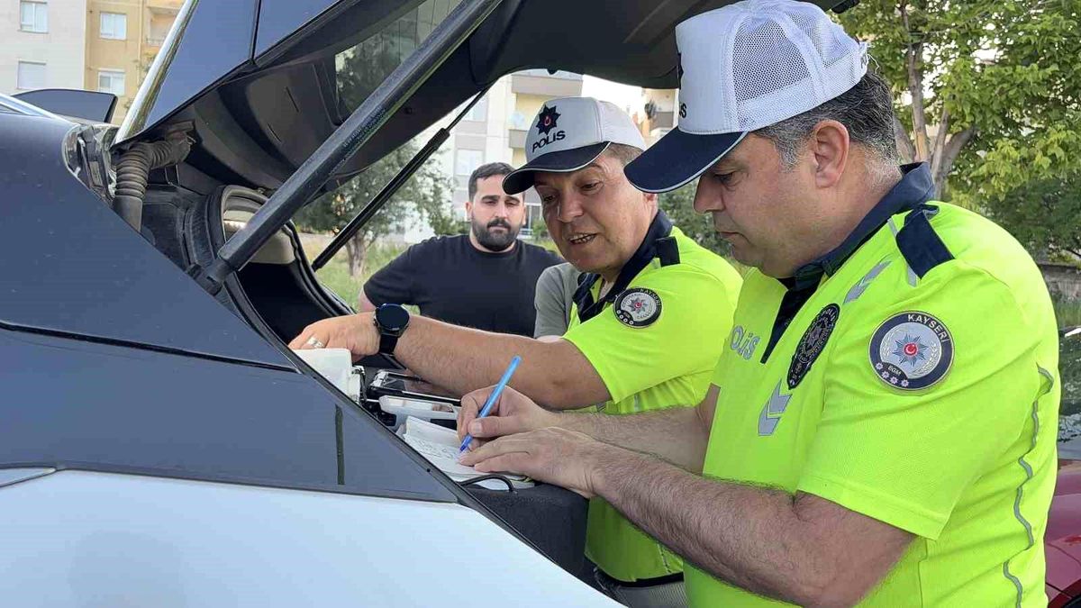 Kayseri'de polis tarafından durdurulan alkollü araç ve sürücüye uygulanan cezayı gösteren temsili fotoğraf.