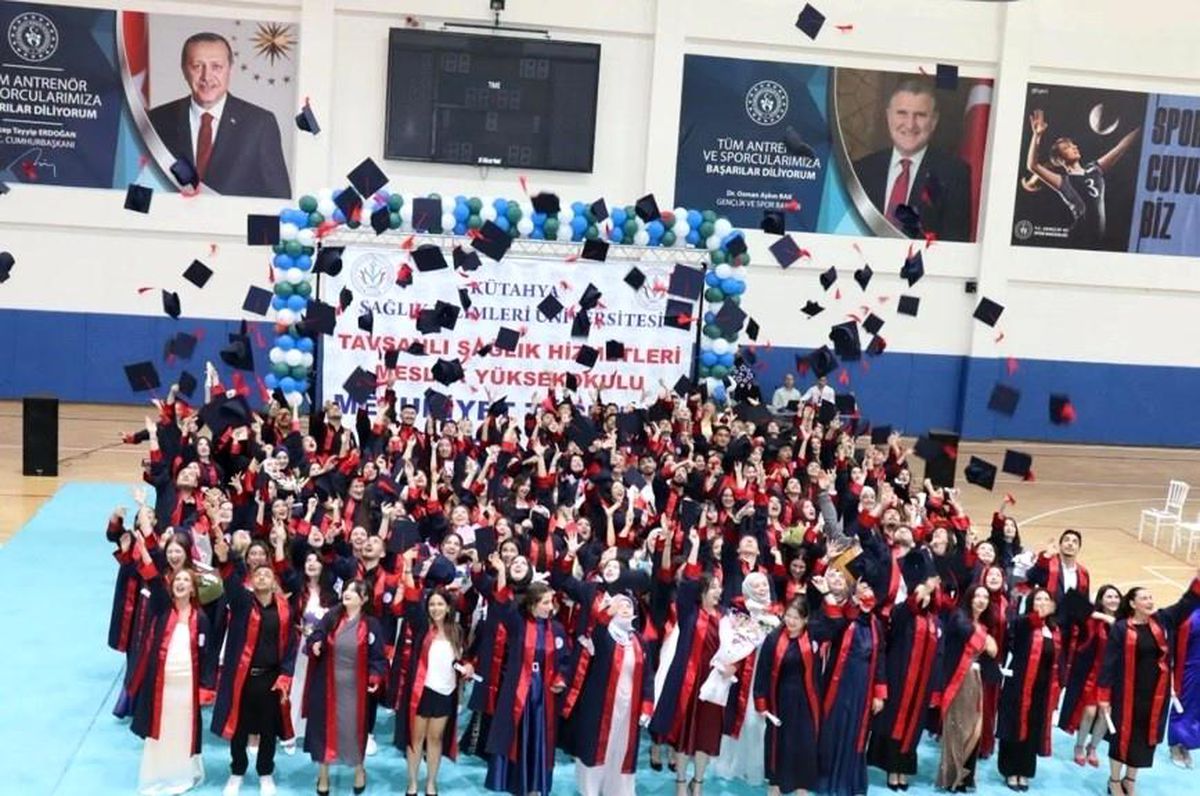 Tavşanlı'da geleceğin sağlıkçıları kep fırlattı