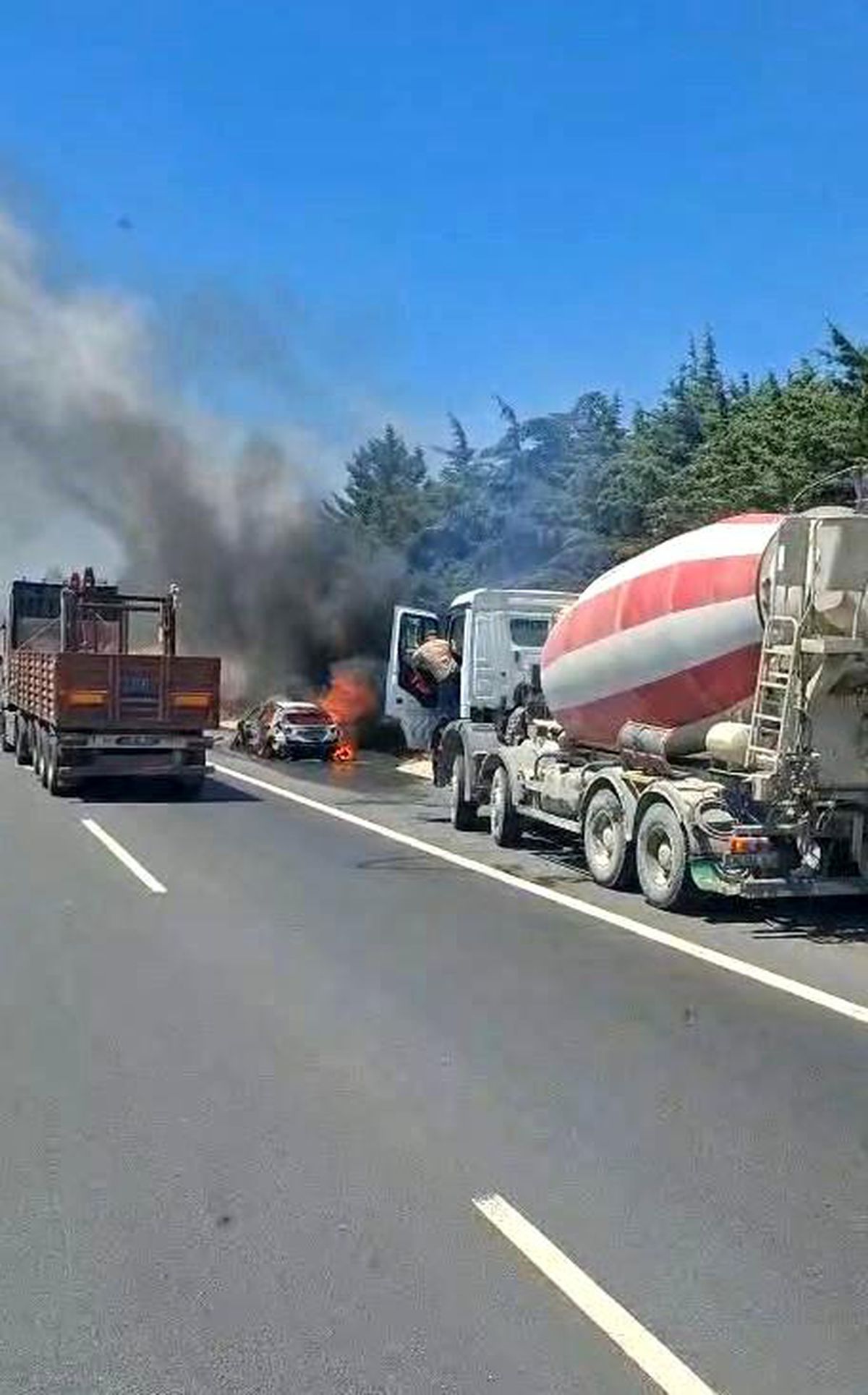 TEM Otoyolu'nda seyir halindeki bir otomobilden yükselen alevler.