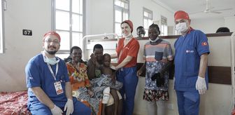 Türk doktorların ameliyat ettiği Ugandalı çocuk, hastaneden yürüyerek taburcu edildi