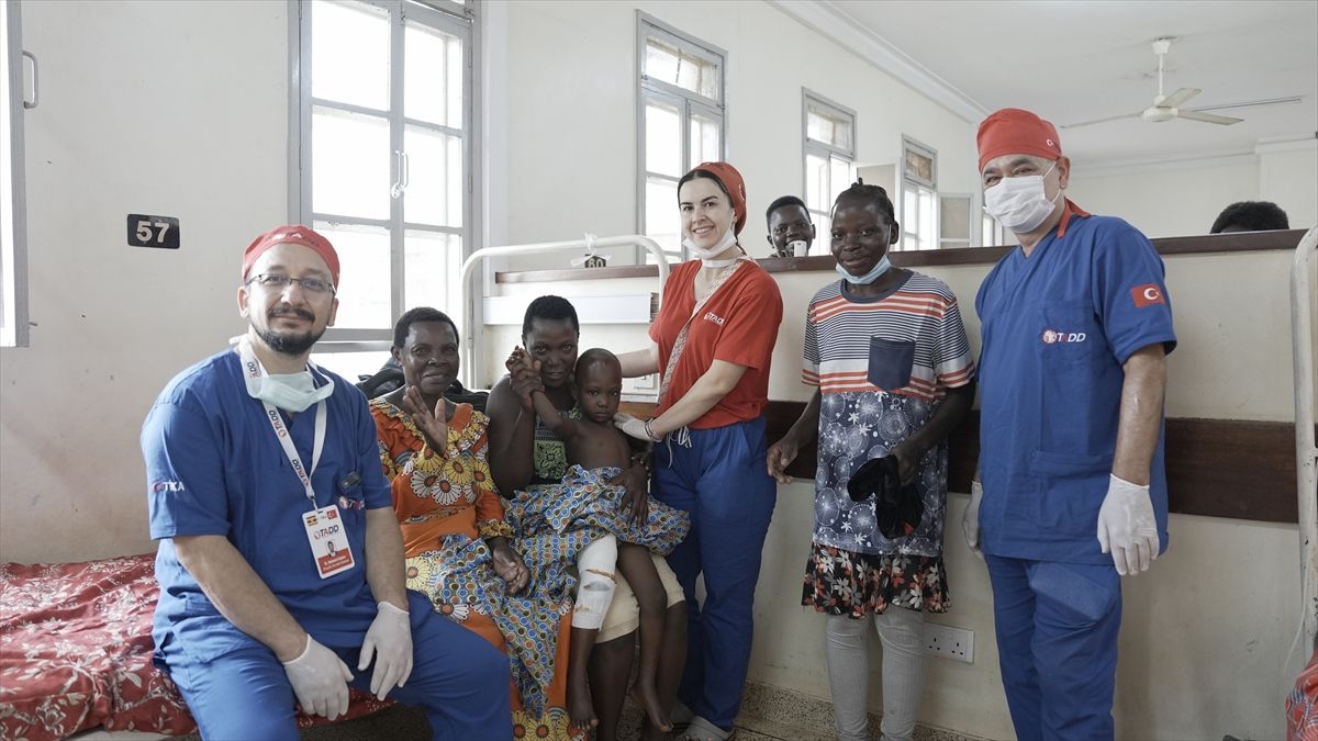 Türk doktorların ameliyat ettiği Ugandalı çocuk, hastaneden yürüyerek taburcu edildi
