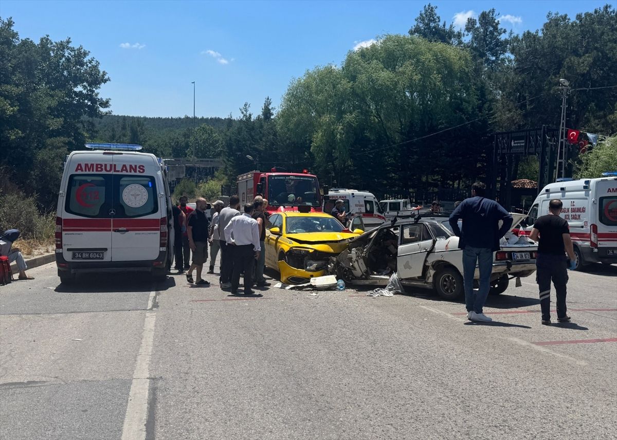 Ümraniye'de otomobil ile taksinin çarpıştığı kazada 5 kişi yaralandı