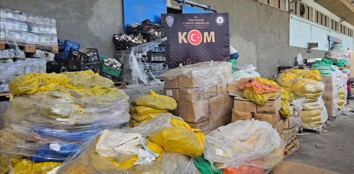 Uşak'ta 30 ton tarihi geçmiş çikolata ve konserve imha edildi