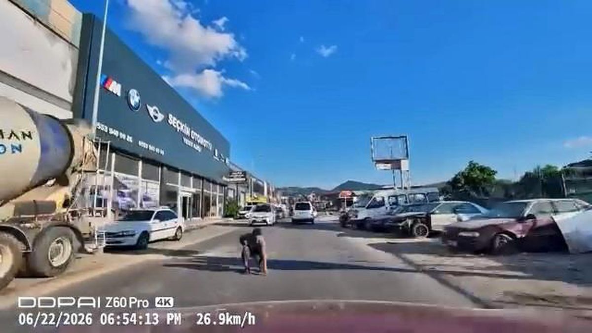 Yola düşürdüğü eşyayı almak isterken saniyelerle ölümden kurtuldu