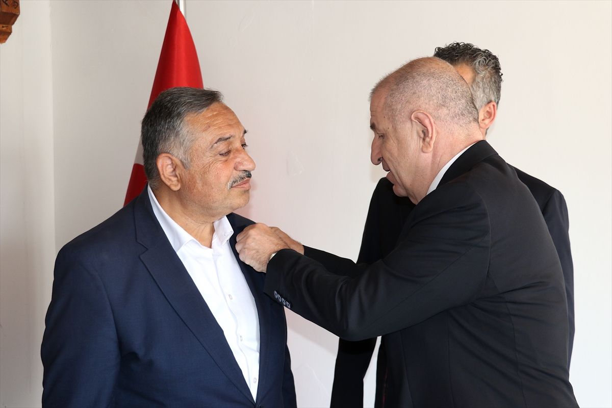 Zafer Partisi Genel Başkanı Özdağ, Kayseri'de ziyaretlerde bulundu