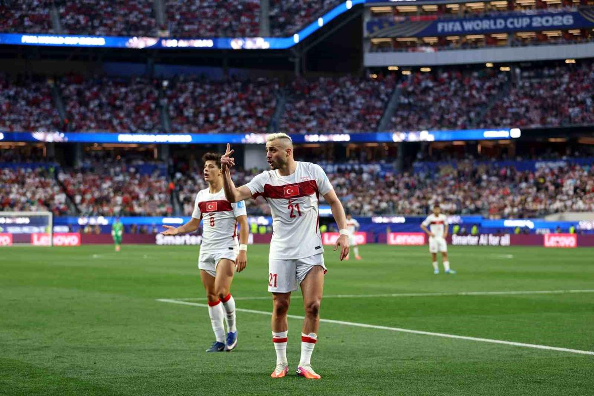 A Milli Futbol Takımı oyuncuları sahada