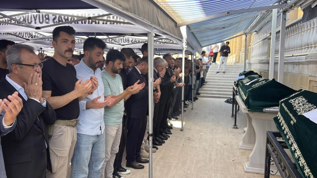 3 kardese aci veda cenazede tu 19992318 7103 1 m