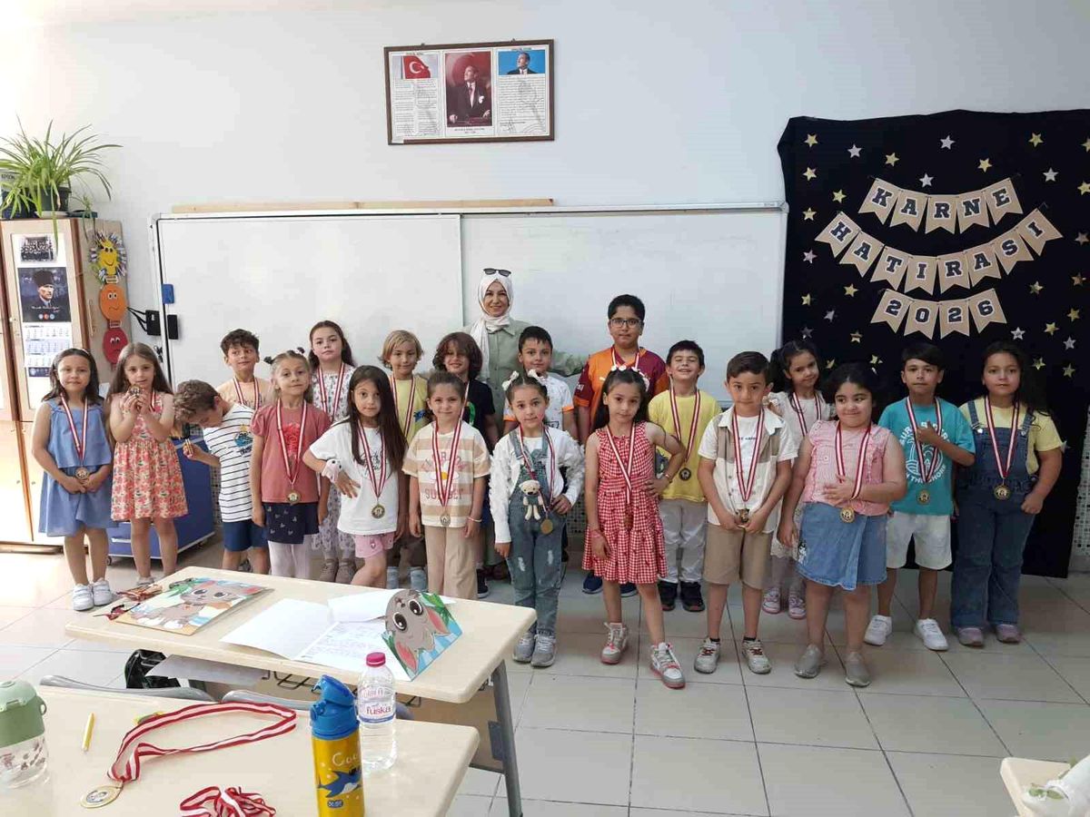 Afyonkarahisar’da 143 bin öğrenci karnelerini alarak yaz tatiline girdi