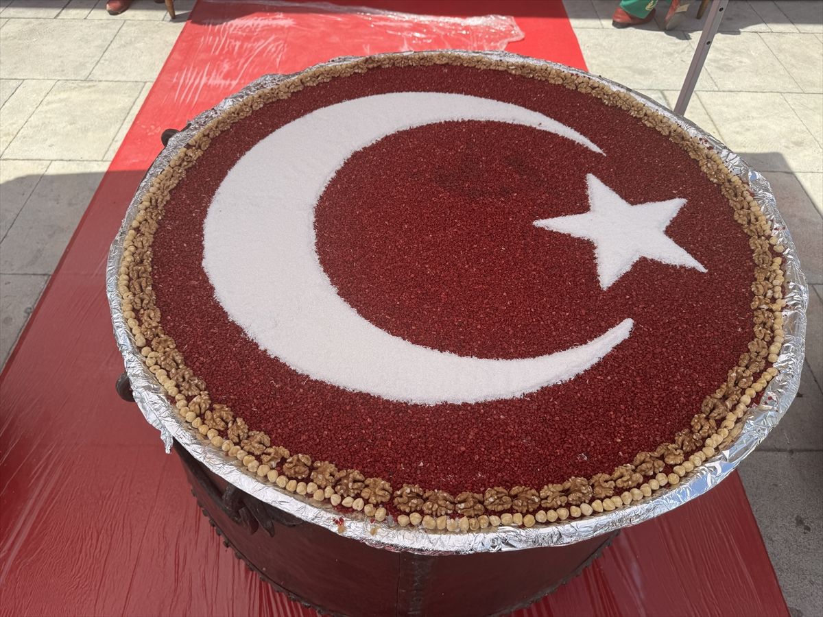 Afyonkarahisar'da 40 kazanda pişirilen aşure vatandaşlara ikram edildi
