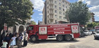Afyonkarahisar'da yıkımı sırasında kısmen çöken otel binası bitişiğindeki bazı iş yerlerine zarar verdi