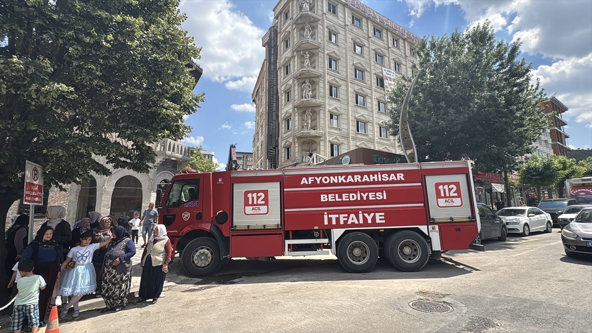 Afyonkarahisar'da yıkımı sırasında kısmen çöken otel binası bitişiğindeki bazı iş yerlerine zarar verdi