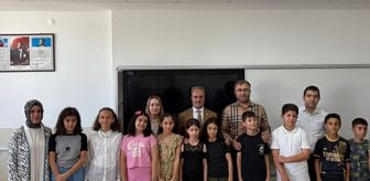 Ağın Kaymakamı Yılmaz, öğrencilere karne dağıttı