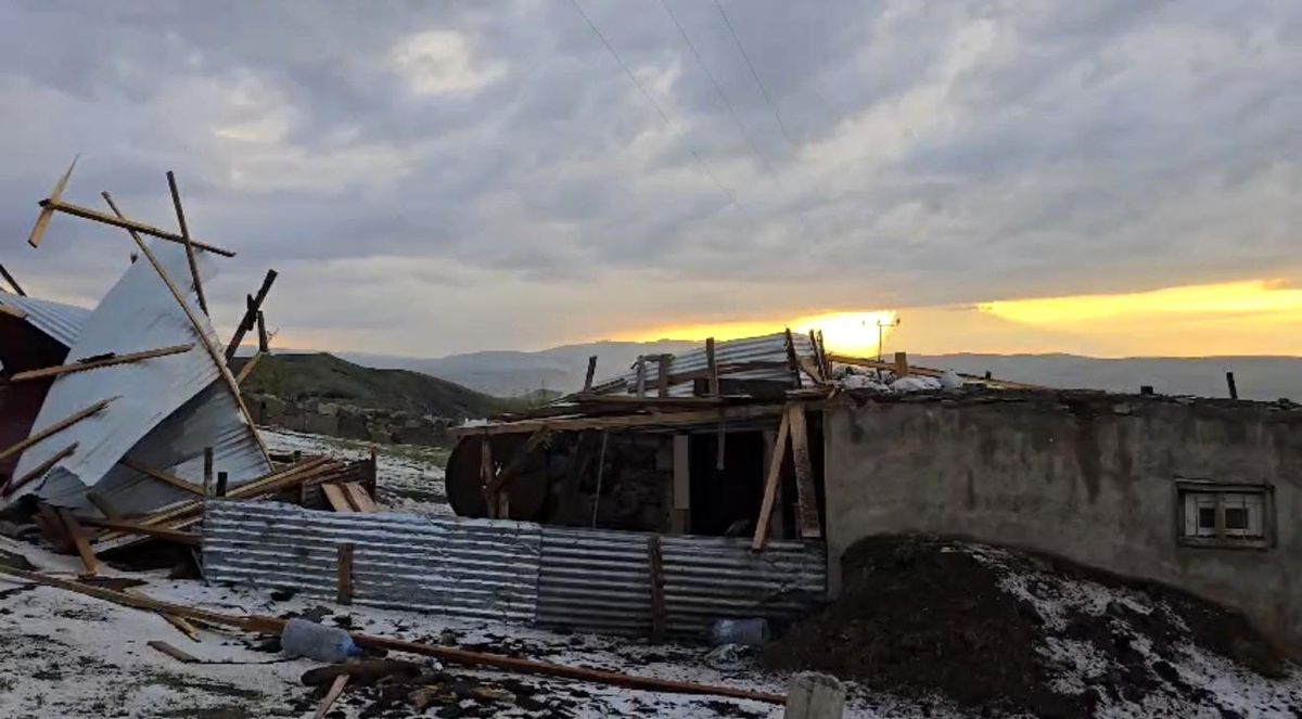 Ağrı'nın Diyadin ilçesinde dolu ve rüzgar nedeniyle bir evin hasar gören çatısı.
