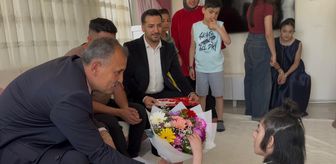 Ağrı Valisi Bozkurt, evde eğitim alan öğrencinin karne sevincine ortak oldu
