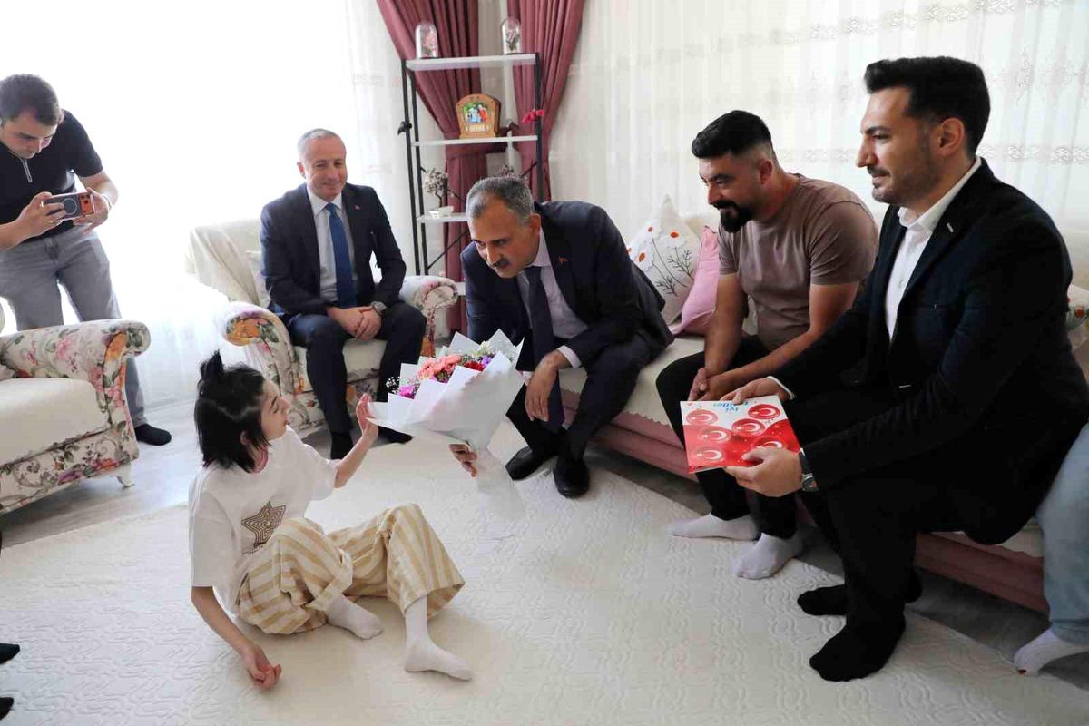 Vali Bozkurt, evde eğitim alan başarılı öğrenci Elif Havva’yı ziyaret etti