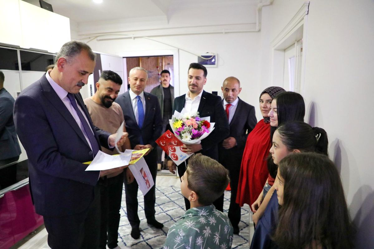 Ağrı Valisi Bozkurt evde eğitim gören öğrencinin karne sevincine ortak oldu