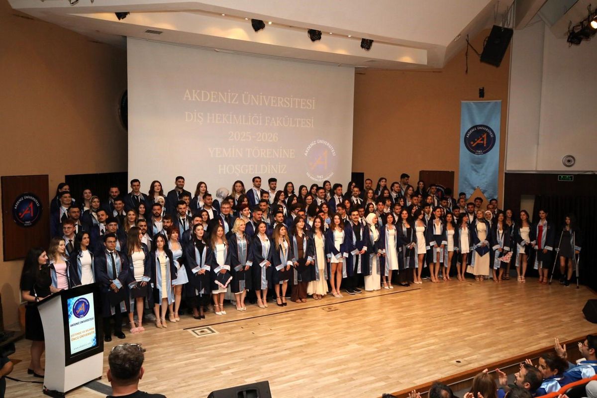 Akdeniz Üniversitesi'nde diş hekimleri mezun oldu
