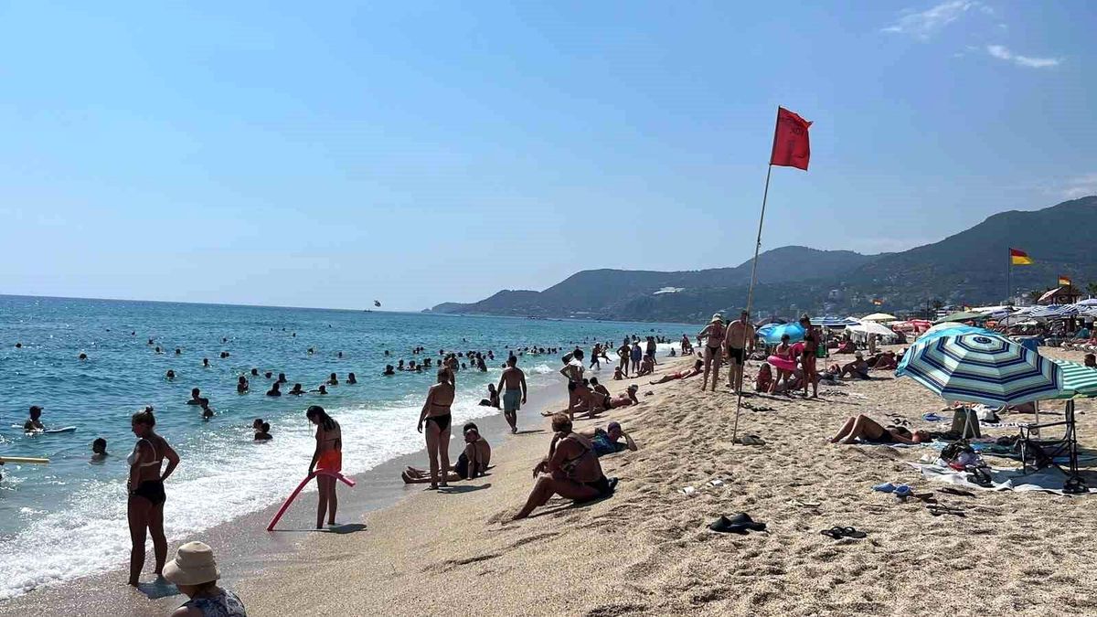 Alanya'da hava 32, deniz 26 dereceyi gördü, turistler sahillere akın etti