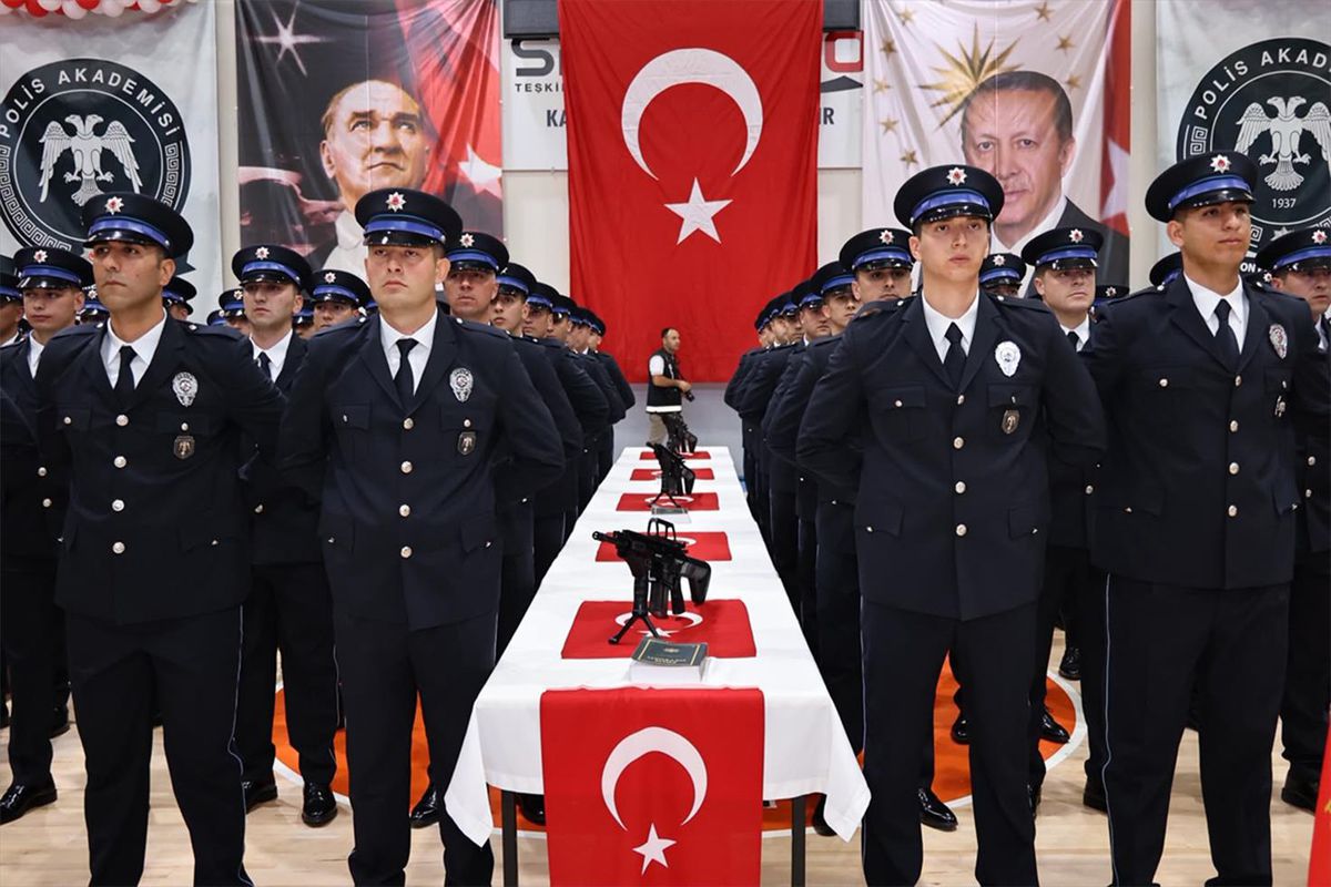 Amasya'da polis adaylarının gurur günü: Mezuniyeti 'Erik dalı' oynayarak kutladılar