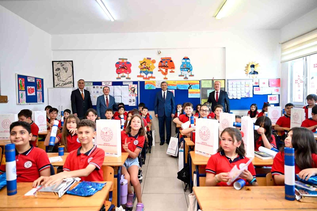 Antalya'da 484 bin 576 öğrenci karne heyecanı yaşadı