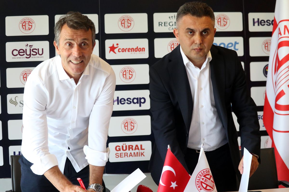 Antalyaspor'un yeni teknik direktörü Bülent Korkmaz oldu