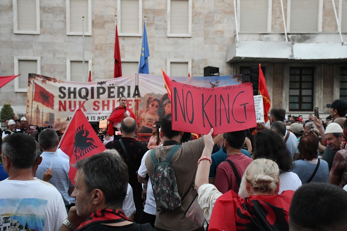 Arnavutluk'ta Zvernec bölgesinde 4 milyar dolarlık turizm projesini protesto eden göstericiler.