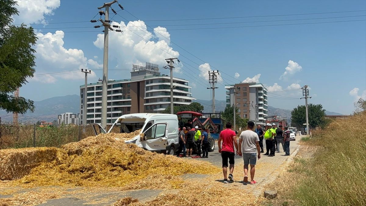 Aydın'da köprüye takılan tırdaki saman balyalarının devrilmesi sonucu 1 kişi yaralandı