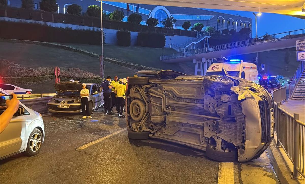 Bakırköy Yeşilköy'de meydana gelen trafik kazasında araçlar ve ambulanslar.