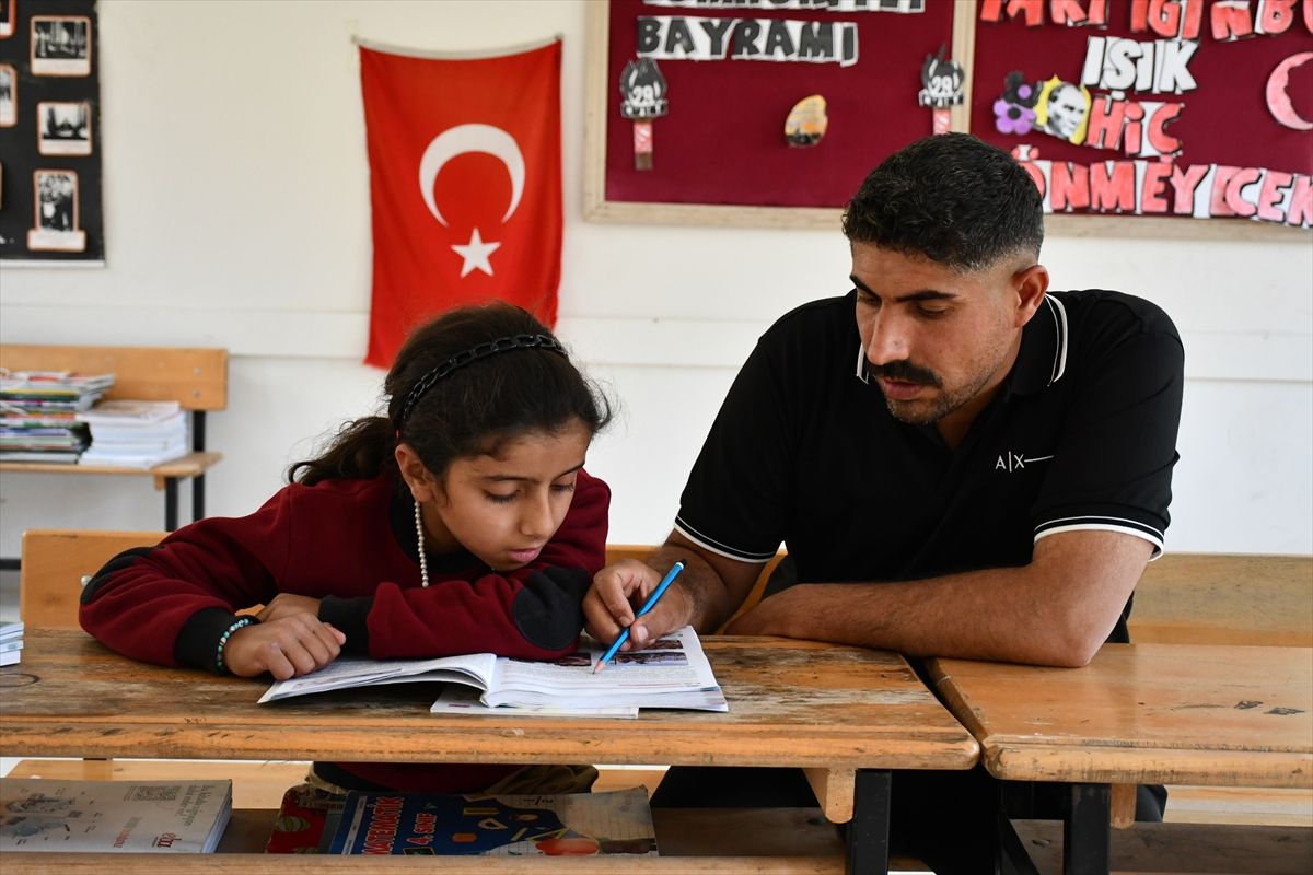 Batman'da köy okulunun tek öğrencisi mezuniyet sevinci yaşadı