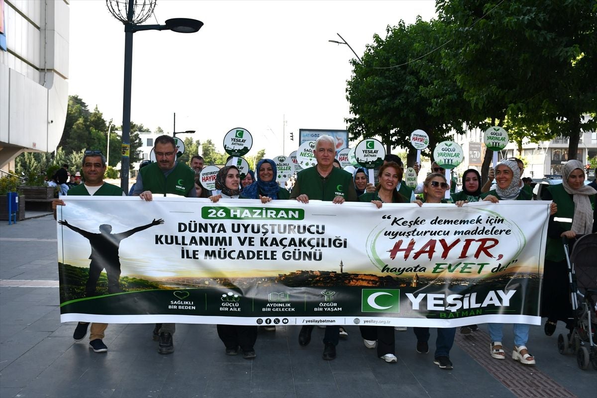 Batman'da Yeşilay tarafından bağımlılığa karşı farkındalık yürüyüşü düzenlendi