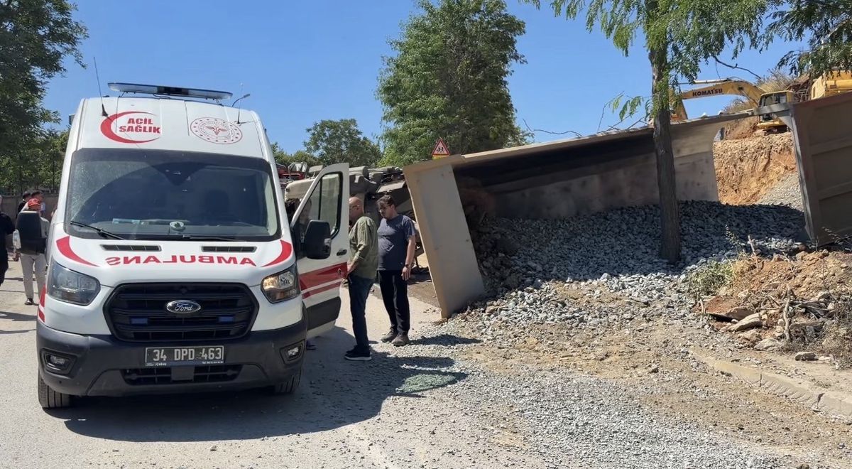 Beykoz'da hafriyat kamyonu devrildi; şoför kabinde sıkıştı ?
