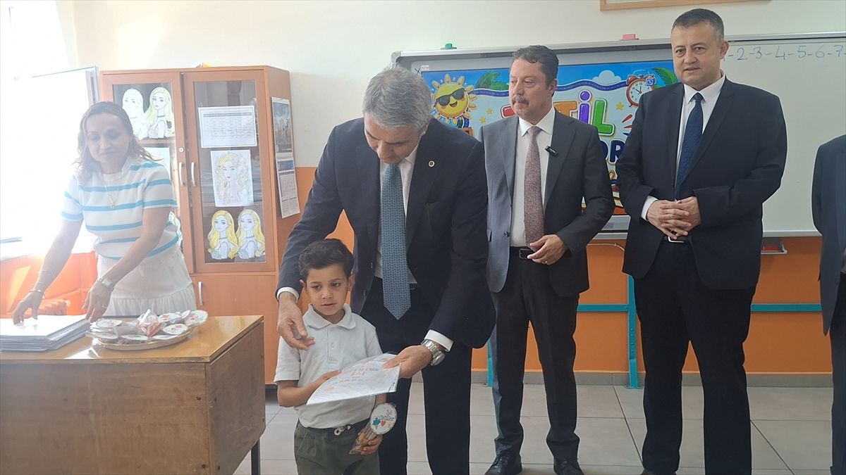 Beypazarı'nda öğrenciler karnelerini aldı