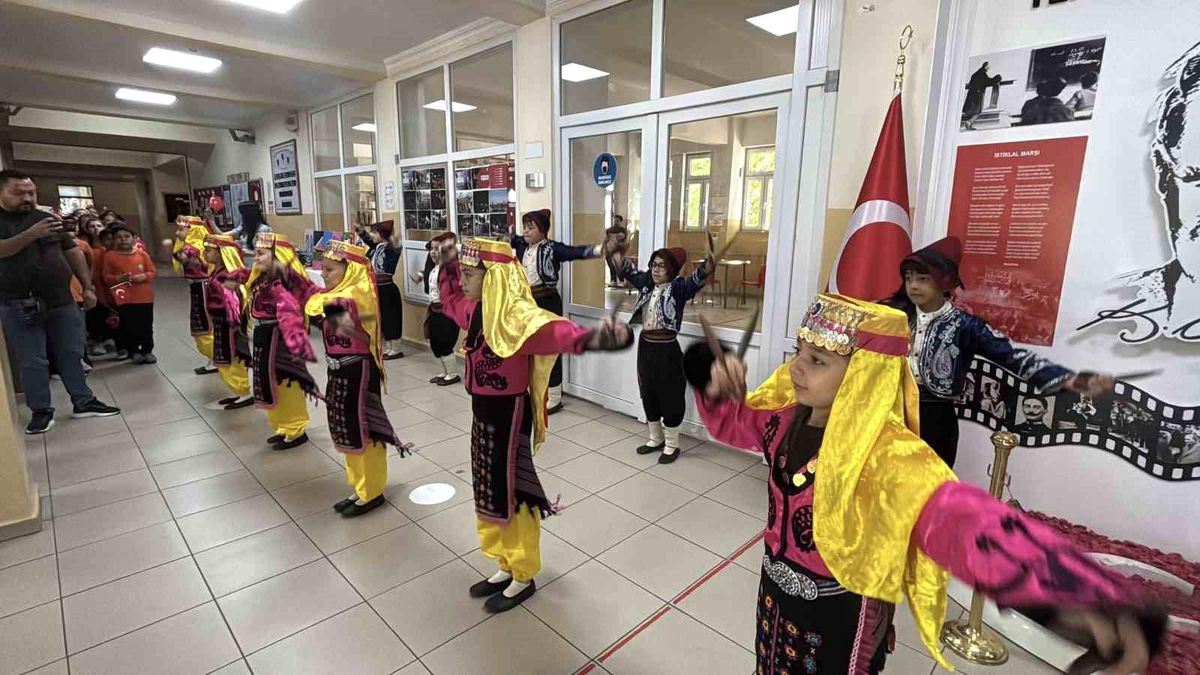 Bolu'da karne alan öğrenciler