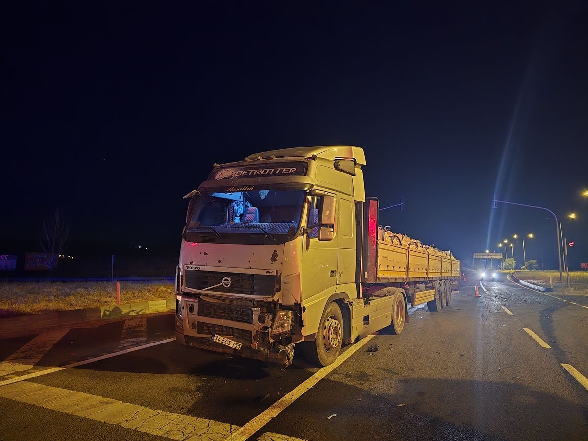 Bolu'da tırın çarptığı otomobildeki 3 kişi yaralandı