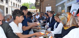 Bulanık'ta vatandaşlara aşure dağıtıldı