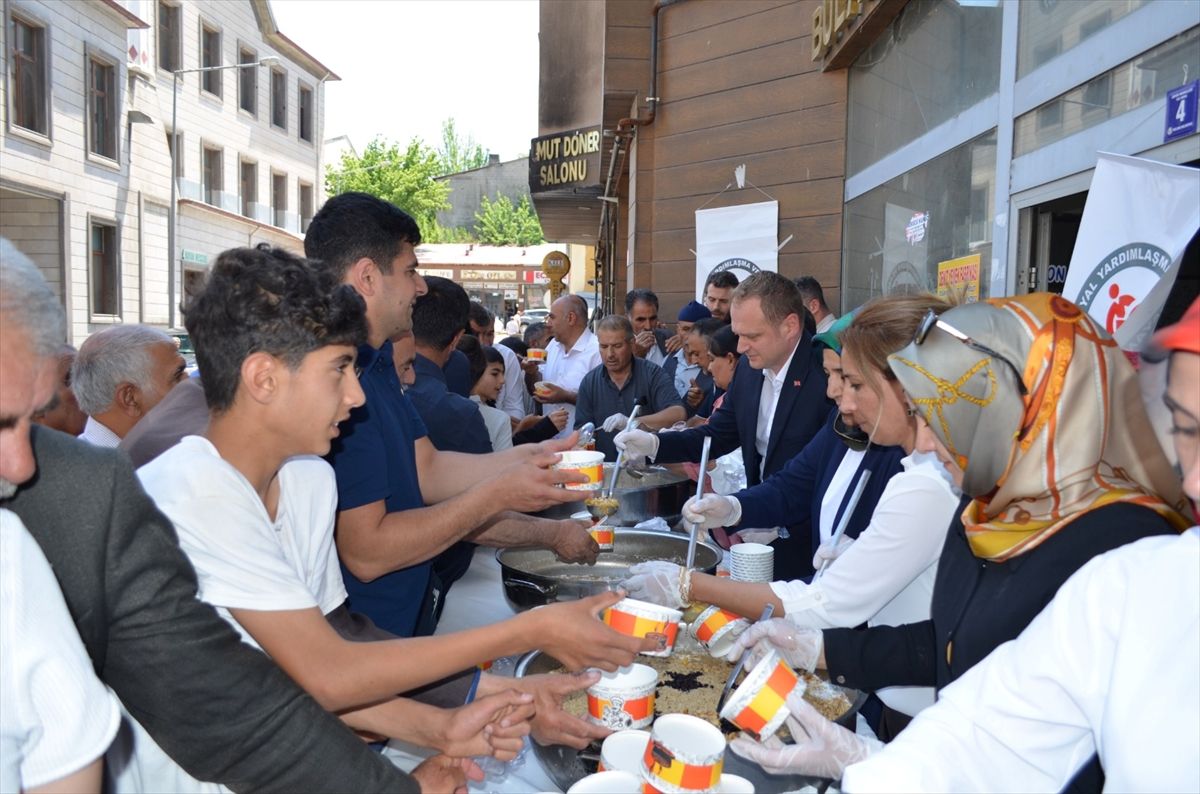 Bulanık'ta vatandaşlara aşure dağıtıldı